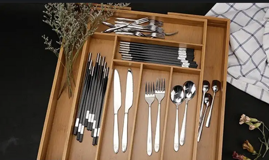Suport extensibil din bambus, pentru tacamuri si ustensile de bucatarie, pentru organizarea sertarelor, cu 8 compartimente extensibile, mare, 33.5-50 CM