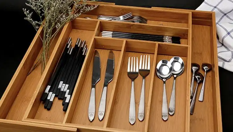 Suport extensibil din bambus, pentru tacamuri si ustensile de bucatarie, pentru organizarea sertarelor, cu 8 compartimente extensibile, mare, 33.5-50 CM